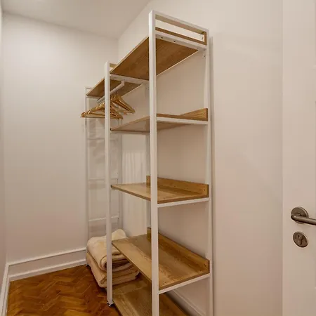 Apartament Out & *