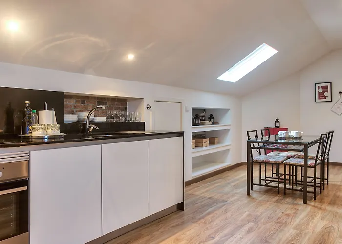 Out & * ליסבון